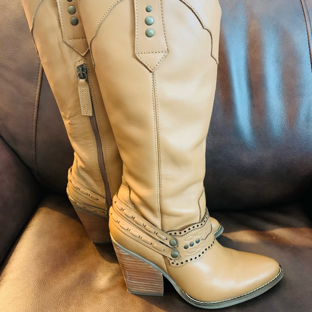 Dingo Masquerade Boots, Gorgeous, Size 7 Medium, worn once, Super Comfy, Tan.